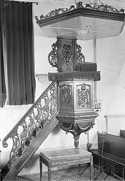 De nog intacte preekstoel voor de restauratie (1941)