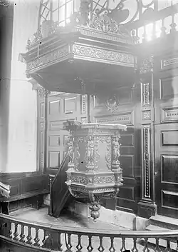 De preekstoel op de oude locatie voor de in de jaren 1960 gesloopte koorwand