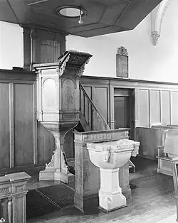 Preekstoel en half doopvont (1965)