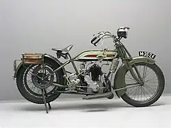 Premier 4 ½ pk 500 cc eencilinder uit ca. 1916 met vier versnellingen, hand- en voetkoppeling, dubbele achterrem en de “Auxiliary Exhaust Release”, een “hulpuitlaat” die ervoor zorgde dat de hete uitlaatgassen al gedeeltelijk de motor konden verlaten voordat de uitlaatklep opende.