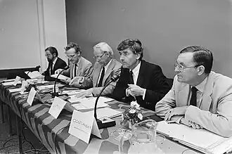 Oostlander, uiterst rechts naast Ruud Lubbers (1983).