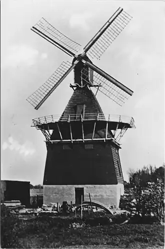 Een vooraanzicht van de molen in 1920