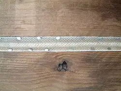 De spijkertjes versprongen