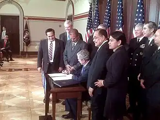 Bush ondertekent de presidential proclamation ter erkenning van het Pacific Remote Islands Marine National Monument, het Marianas Trench Marine National Monument en het Rose Atoll Marine National Monument