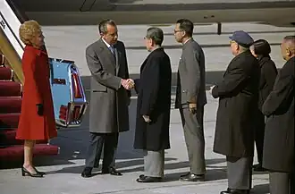 Richard Nixon schudt de handen met Zhou Enlai tijdens het staatsbezoek dat in deze opera vereeuwigd is