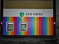 Geldautomaten van ABN AMRO gehuld in regenboogkleuren (2018).