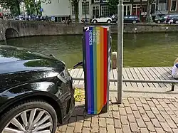 Oplaadpaal voor elektrische auto's, door Nuon voorzien van regenboogkleuren (2018).