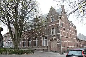 Complex in neotradionele stijl