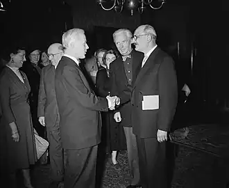 Burgemeester d'Ailly feliciteert Andriessen en Gerard Diels, winnaars van de Prijs van de Stichting Kunstenaarsverzet in 1956.