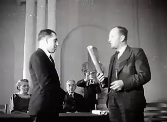 Prijsuitreiking Amsterdam (1948) Lex van Delden links