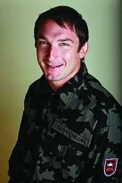 In militair uniform in 2009.