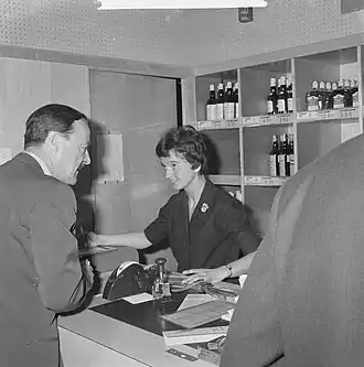 Prins Ashwin moest nog even pijptabak kopen en kijkt de verkoopster diep in de ogen