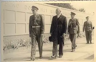 Prins Bernhard defileert voor het mausoleum (1947). Naast hem verzetsstrijder Derk Wildeboer.