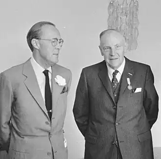 Prins Bernhard en Jacob Posch na uitreiking Zilveren Anjer (1971)
