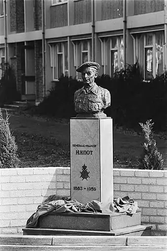 Het borstbeeld van de Generaal-Majoor Koot op de naar hem vernoemde kazerne.