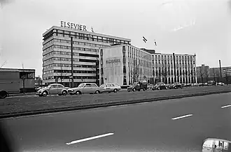 Het oude Elsevier-kantoor (tegenwoordig The Social Hub), gevestigd aan de Van de Sande Bakhuijzenstraat 4