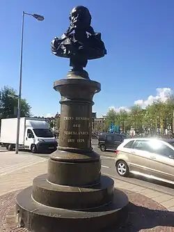 Borstbeeld van Prins Hendrik op de Prins Hendrikkade.