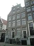 Twee huizen met gemeenschappelijke gevel onder latere ten dele afgeschuinde, ten dele horizontale bekroning