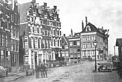 Prins Hendrikkade, hoek Martelaarsgracht, ca. 1880, kort voordat de Oude Haarlemmersluis werd afgebroken en de Martelaarsgracht gedempt