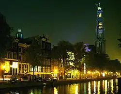 De Prinsengracht met zicht op de Westerkerk en Anne Frank Huis.