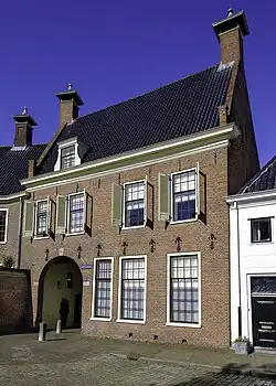 Zijvleugel met de Gardepoort