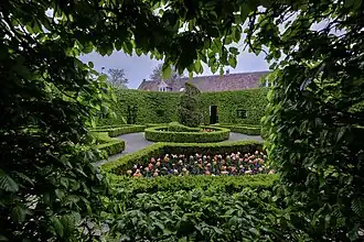 Doorkijkje door de berceau's in de Prinsentuin Groningen