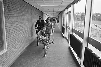 Beatrix op fiets door Triotel, opening 10 augustus 1971