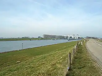 Een sluizencomplex, gezien vanaf de dijk van het Amsterdam-Rijnkanaal