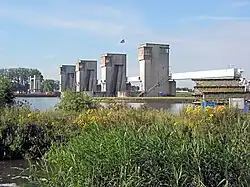 Prinses Máxima Sluizen op achtergrond met stuw op de voorgrond