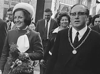 Karel Staab (rechts) naast Margriet der Nederlanden