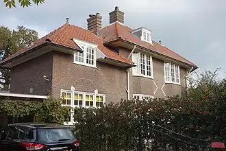 Dokterswoning Heylo, met opvallende hoekpartij met erker en loggia