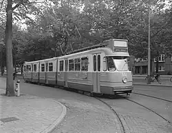 De eerste dubbelgelede tram 551 in de oorspronkelijke grijze kleur tijdens een proefrit in 1958.