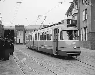 Eerste door Beijnes in 1957 gebouwde Amsterdamse enkelgelede tram 551.