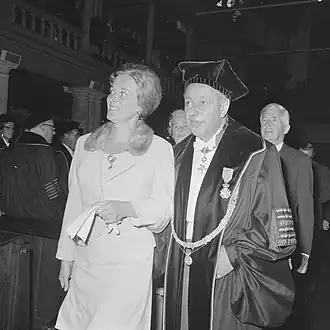 Mevrouw W.E. Sauerbier in 1968 met haar echtgenoot, prof. mr. A.D. Belinfante.