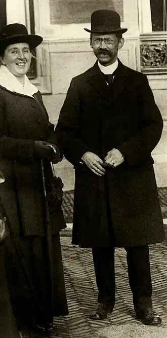 De Vooys en zijn collega aan de Utrechtse universiteit, buitengewoon hoogleraar plantenziektekunde Johanna Westerdijk