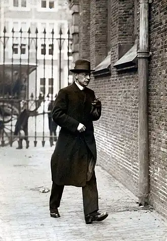 W. Brede Kristensen bij het Academiegebouw in Leiden, 1917