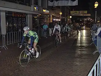 Deel van het peloton rijdend door de Grotestraat, net voorbij de Koornmarkt tijdens de ronde van 2007