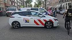 Progress Pride-vlag op een auto van de handhaving (2022).