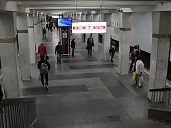 Het perron gezien vanaf de trap voor de overstappers