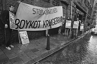 Protest tegen de verkoop van de Krugerrand bij banken in Nederland anno 1984.