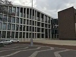 Huis der Provincie met links de nieuwe dependance.