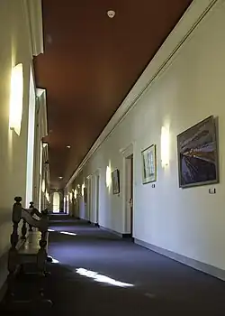 Gang met schilderijen van De Ploeg