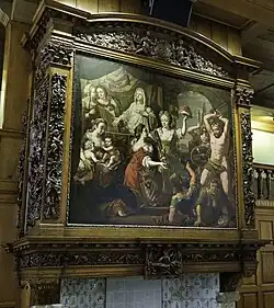 Schouw op zandstenen pilasters met gesneden boezem met het schilderij 'Religie en Vrijheid' van Herman Collenius uit 1712. De schouw bevindt zich in de Statenzaal en werd gemaakt rond 1686 door stadsbouwmeester Matthias Kruyff.