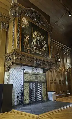 Schouw met het schilderij 'Gerechtigheid' van Herman Collenius uit 1699-1700 in de Gedeputeerdenzaal. Het houtsnijwerk is van Allert Meijer en Bartheld Waldeck en de pilasters van Bremer zandsteen onder de schoorsteenmantel werden gemaakt door Jan de Rijk.