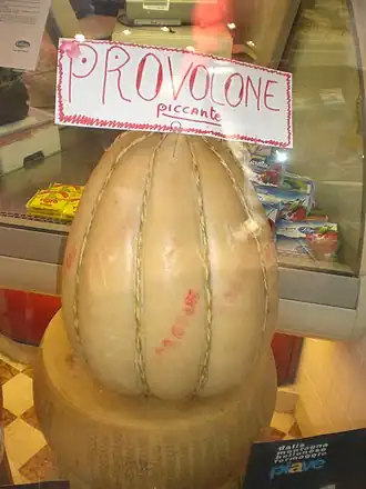 Provolone piccante in de vorm van een watermeloen