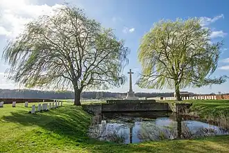 Overzicht met Cross of Sacrifice