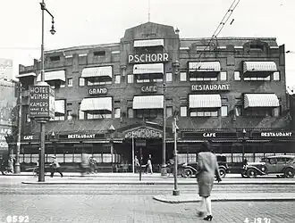 Een vooraanzicht van Pschorr aan de Coolsingel tussen 1931 en 1939.