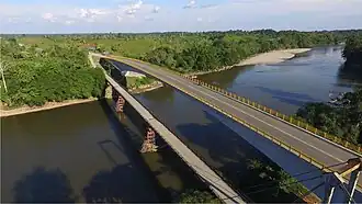 De oude en nieuwe brug Puente el Ferry (RN 45) over de Putumayo in Puerto Asís