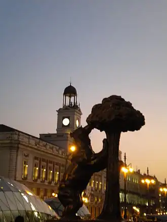 De Oso y Madroño op Puerta del Sol. Op de achtergrond de klok van het Casa de Correos
