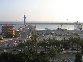 De haven van Almería met de verkeerstoren